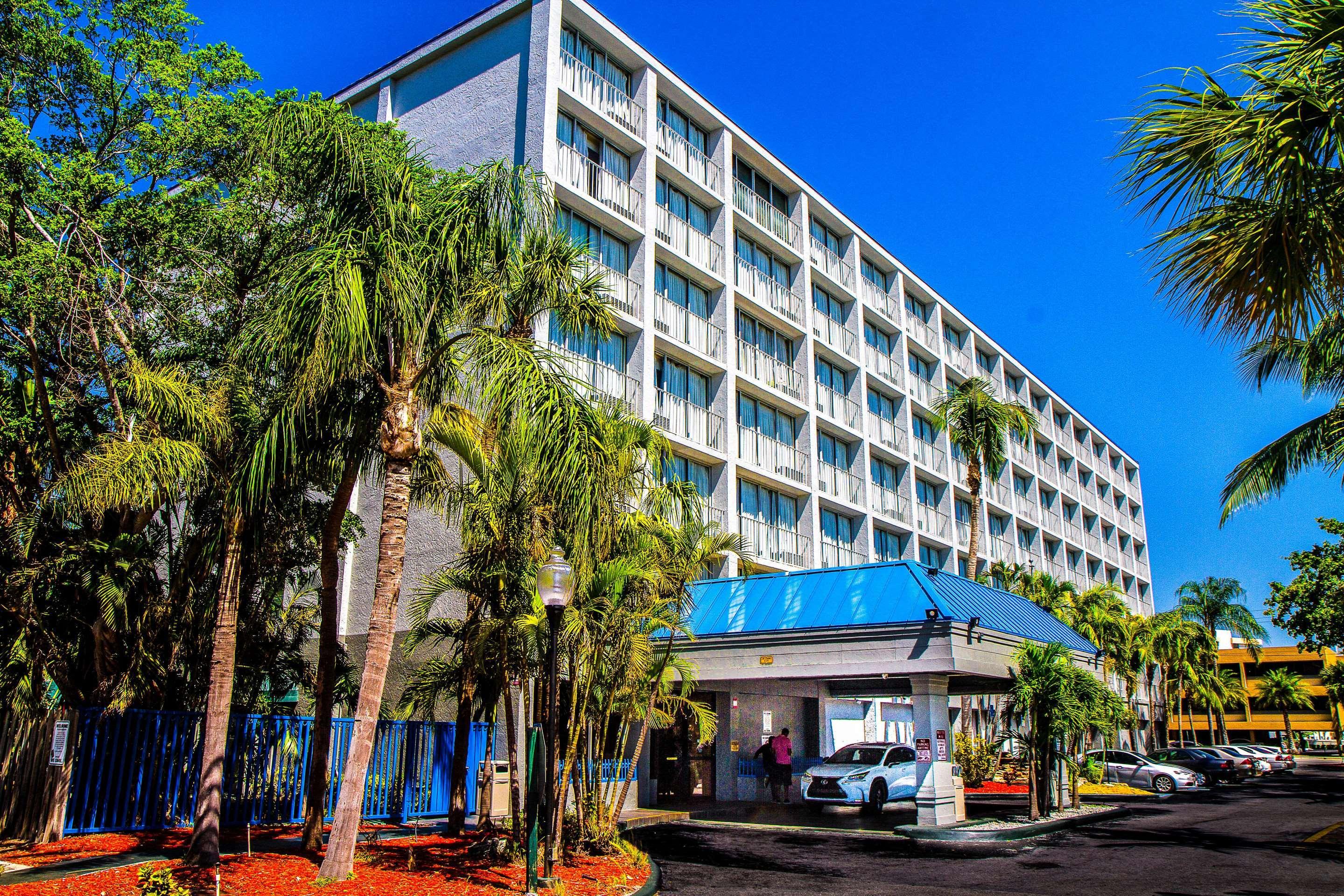 North Miami Beach Gardens Inn & Suites (Adults Only) Exterior photo